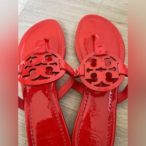 MILLER PATENT LEATHER SANDAL

Orangish red color